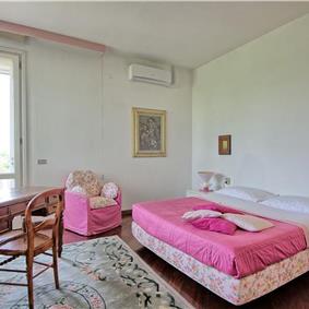 3 bedroom villa with pool and tennis court near Florence, sleeps 6